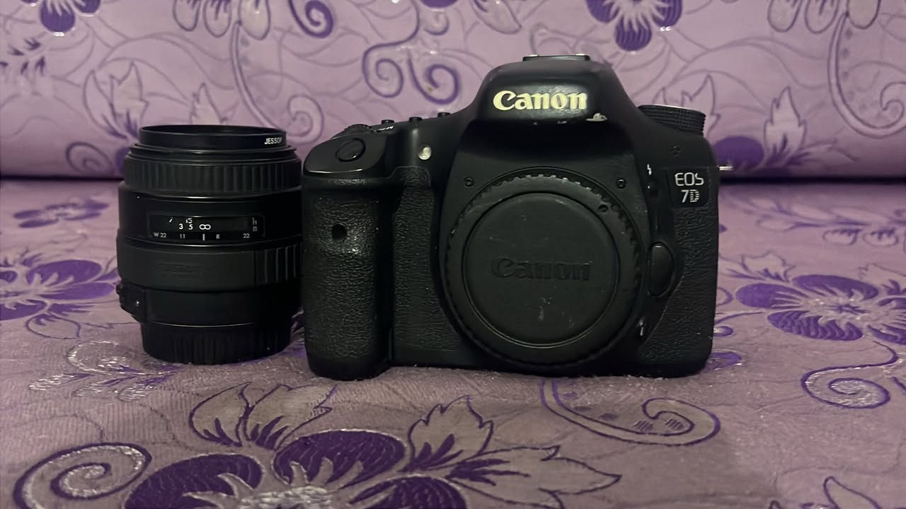 السلام عليكم كامره كانون 7Dمع عدسه 85ملم  سعر 525 بيه مجال كارتونه وياها رام


**إذا كنت صاحب هذا الإعلان وتريد حذفه لأي سبب، رجاءا أرسل رسالة إلى الدعم الفني**