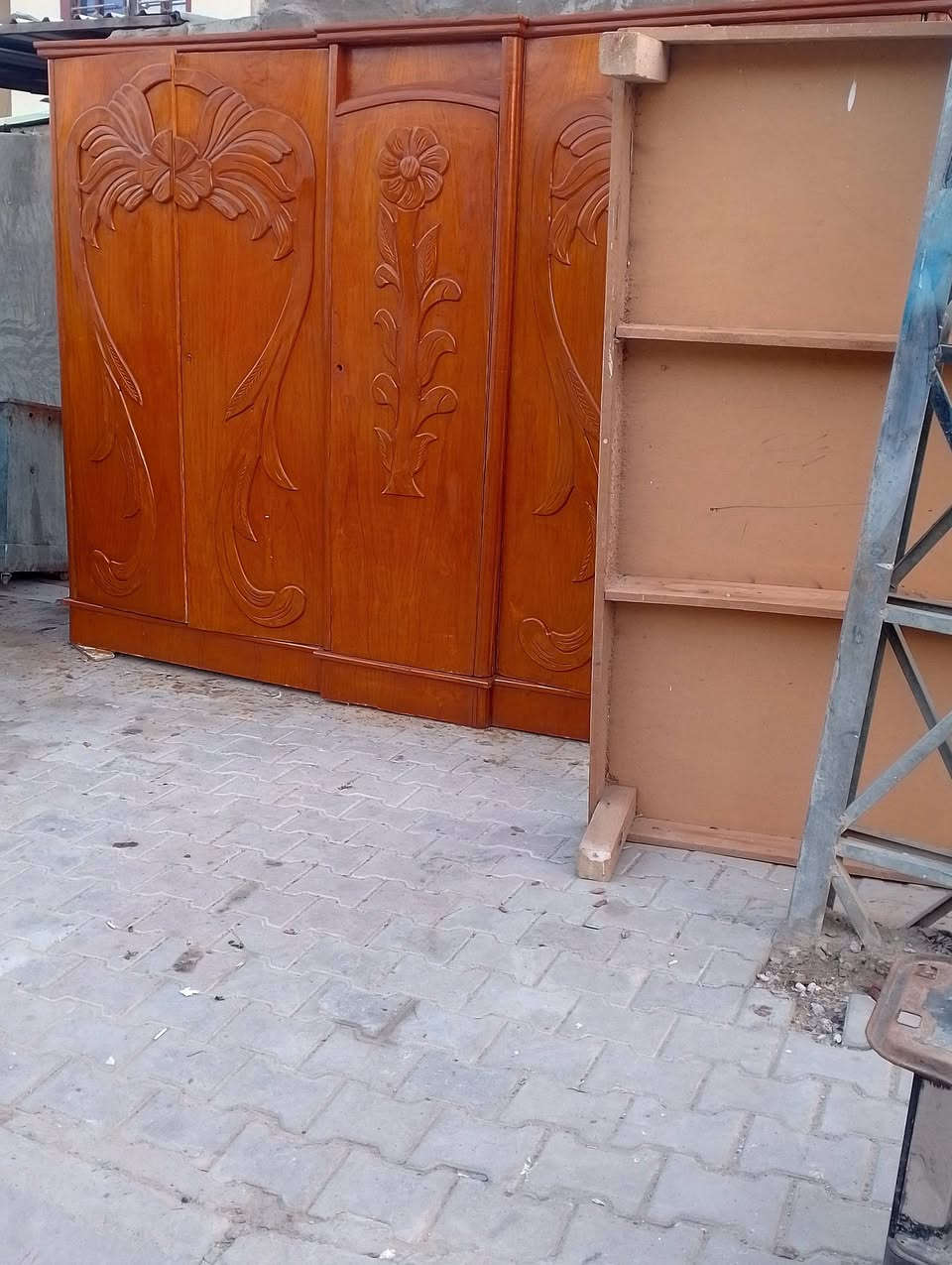 السلام عليكم كنتور ابو5البيع نضيف كلش والسعر مناسب مكاني حي العامل سواق الوسط رقمي ‏‏‪0782 175 3489‬‏
