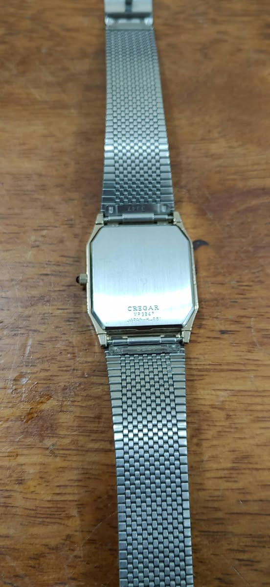 ساعه اصليه ياباني CREGAR
نظافه 97 بالميه شغال ع وضع الشركه 
لون ذهبي على برونزي 
السعر   75 الف  
للتواصل ***********
يوجد توصيل
