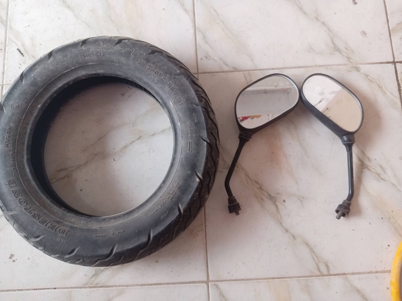 زوج مري او تاير بيه ركعه وحده التاير جديد اثنينهن سعر 10 الف اليحب خاص او يتصل *********** بيه واتساب حله شارع 100 طريق شريفه الجديد
