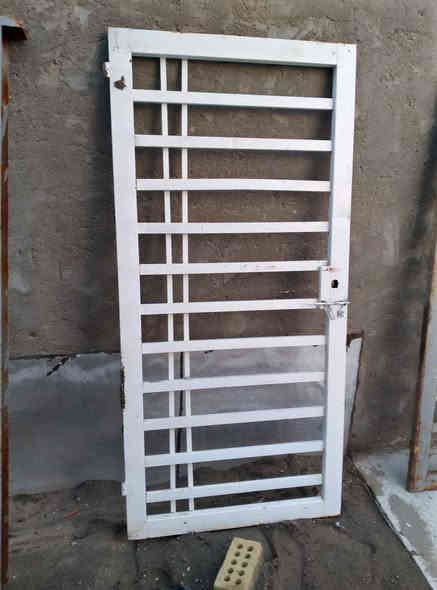 باب و اطار منزل حديد جديد ، ما شادينه و جديد 
عرض مترين (225 سانتي)
سعر 150 الف 
اتواصل ويا رقم *********** و توصيل موجود النجف
