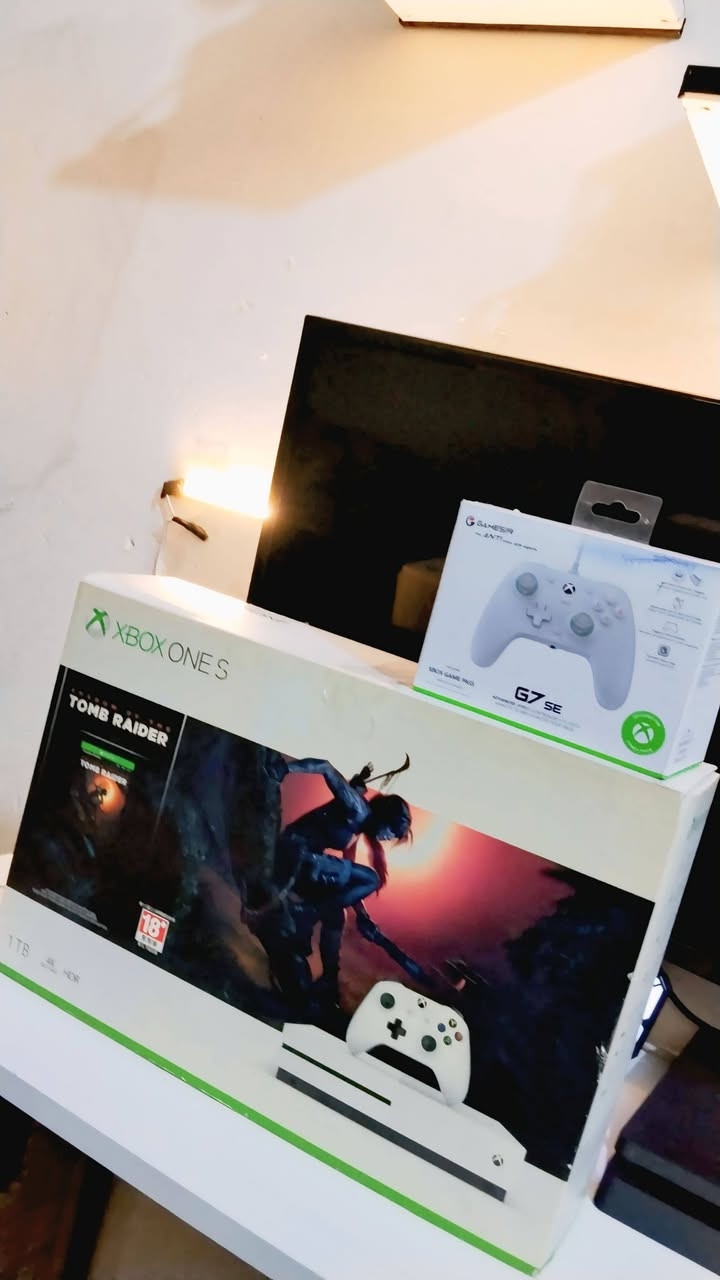 Xbox one s واحد تيرا مع جوستك وحده  كيم سير 185  بي مجال واذا جوستك 2 كيم سير و الاصليه ب 210 وب مجال مكاني بغداد ***********
