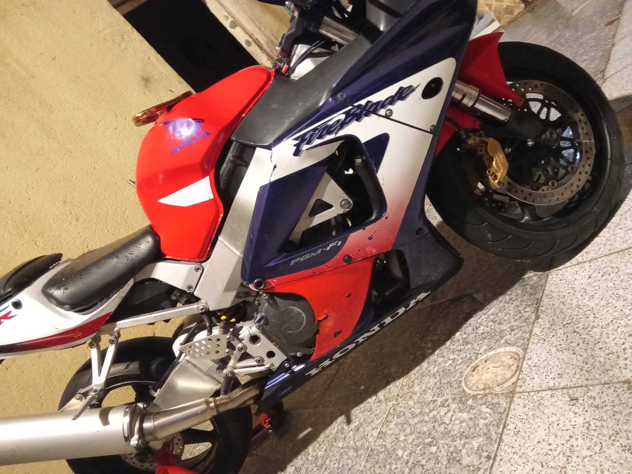 929 للبيع دراجه شغاله مستعجل على بيعتها محتاج فلوس سعر الدراجه 10$ اوراق قفل وابيعك كوم حديد سكراب لاتدخل وتكلي شبيها شغاله دراجه الي تفيده بهيج سعر يتصل وبلخدمه ***********
