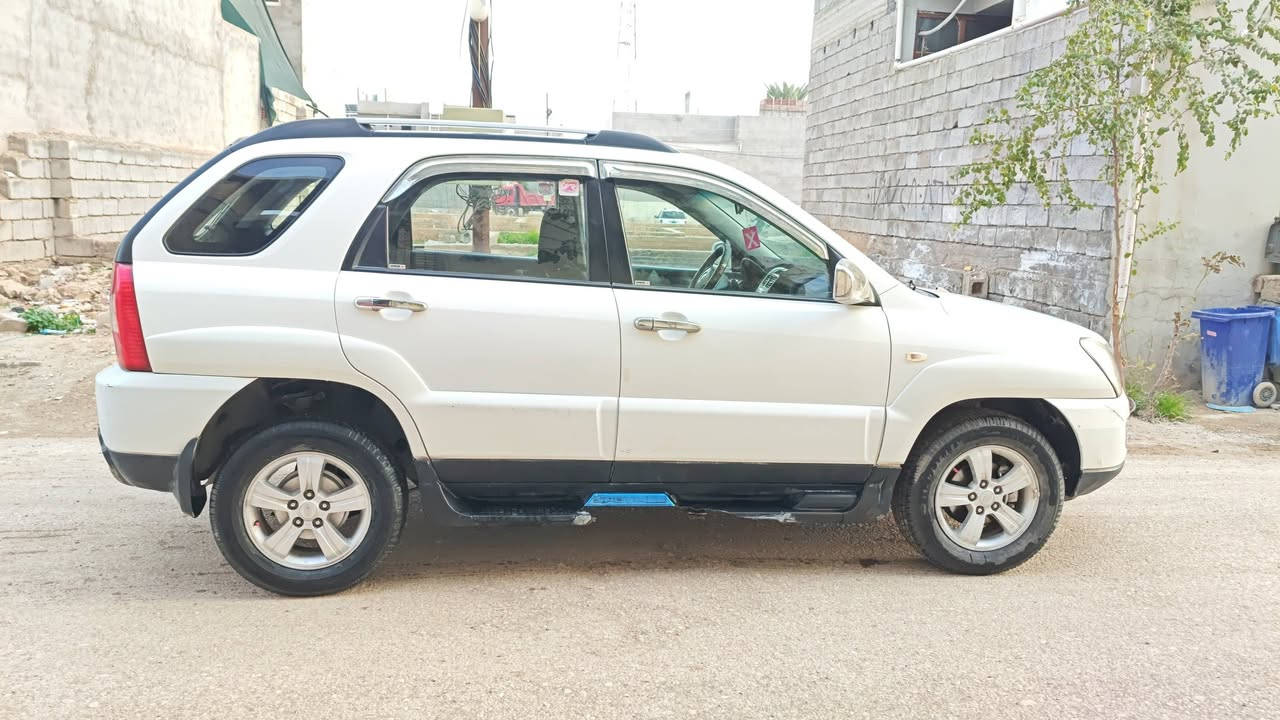 السلام عليكم
تحية طيبة 

كيا سبورتج وارد كوري 2009 
مكفولة كفالة عامة من الضربة والصبغ 
والسونار موجود بالصورة 

السيارة نظيفة جدا 

محرك 2000 دوش 

الداخل كشنات جلد اسود تدفئة

تخم تايرات جديد 

باتري جديد 

رقم ديالى بسمي السيارة والتحويل ثاني يوم 

تبريد وتدفئة شغلات بوضعية ممتازة 

المحرك والكير مكفولات 

دواخل نظيفات كما موضح بالصور 

السعر 135 وبي مجال الي موشراي لا يكسر بحلال العالم 

الاستفسار ***********
