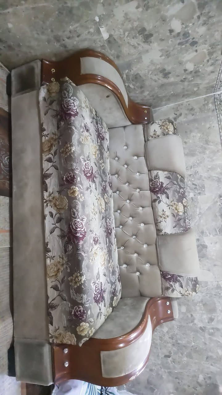 سلام عليكم تخم للبيع تصوير واضح نضيف مكان كربلاء حر حي العسكري مقابيل الكابينات طبله وياه  سعر 225 وبي مجال رقم *********** واساب
