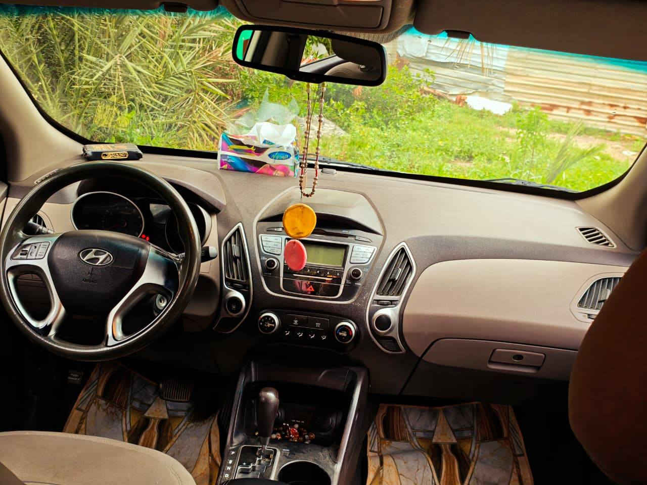 السلام عليكم 
للبيع سيارة توسان خليجي 2012 رقم اربيل ابيض اللون مكفول من الصبغ عدا مسطرة صبغ في صندوق السيارة محرك وگير وتبريد مكفول عداد حقيقي 179 الف 
سيارة جديدة ما متعوبه حدادية جديدة مع دسكات نظام ABS تحكم ستيرن 5 ويل كب 4 ديسك .كامرا 
مكان السيارة نجف السعر المطلوب 137 للأستفسار اكثر الاتصال على الرقم ***********
