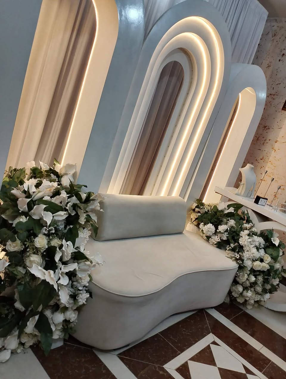 عروسات شهر ٥ انتبهو!*  

بقى عندنا موعد واحد فارغ الاسبوع الجاي لكوشة عرس فخمة وبسعر مناسب 💍✨  
نشتغل كوشات [مودرن/كلاسيك/بالورد الصناعي والطبيعي] وننفذ اي فكرة تجيبونها.

📸 شوفو شغلنا بالصور والفيديو  
📍 نغطي  بعقوبة  كنعان والخالص والمقدادية وباقي مناطق ديالى  
📲 للحجز والاستفسار واتساب: ***********

العدد محدود حتى نحافظ على جودة الشغل. احجزو قبل لا يروح الموعد!  
#كوشات_ديالى #اعراس_ديالى #كوشة_عروس_ديالى #تنظيم_حفلات_ديالى
