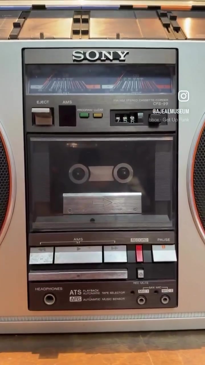 واحد من الأجهزة الكلاسيكية النادرة من شركة Sony اليابانية، يجمع بين التصميم الفينتج المميز والجودة اليابانية المعروفة. جهاز مطلوب لهواة الاقتناء وعشاق أجهزة الصوت القديمة من العصر الذهبي للإلكترونيات اليابانية.
أبرز المواصفات:

🔊 Stereo Sound
  صوت ستيريو واضح ونقي بجودة سوني المعروفة.
Stereo Cassette-Corder
  مشغل ومسجل كاسيت
مع مؤشر تناظري كلاسيكي.

🇯🇵 صناعة يابانية أصلية
  من فترة السبعينات، عندما كانت سوني تنتج بعضًا من أفضل أجهزة الصوت المحمولة في العالم.
📦 الكرتون الأصلي والإكسسوارات الأصلية
  نادر جدًا أن يتوفر الجهاز بهذه الحالة مع الكرتون والمرفقات الأصلية.
✨ حالة ممتازة جدًا
  نظيف للغاية، ومحتفظ بجماله الأصلي.
⚡ يعمل على كهرباء الخليج 220-240 فولت
  التشغيل 100%، جاهز للاستخدام مباشرة.
🔋 يدعم التشغيل بالبطاريات
  للاستخدام المحمول حسب مواصفات الجهاز الأصلية.

📦 شامل الشحن

💰 السعر شامل الشحن

🇦🇪 2280 درهم إماراتي
229 ريال عماني 🇴🇲 
🇸🇦 2670 ريال سعودي
🇰🇼 249دينار كويتي
🇧🇭 267 دينار بحريني
🇶🇦 2670 ريال قطري

📌 جهاز نادر بحالة اقتنائية مميزة، مناسب لهواة أجهزة Sony الكلاسيكية وجامعي التحف الإلكترونية اليابانية
واحد من الأجهزة الكلاسيكية النادرة من شركة Sony اليابانية، يجمع بين التصميم الفينتج المميز والجودة اليابانية المعروفة. جهاز مطلوب لهواة الاقتناء وعشاق أجهزة الصوت القديمة من العصر الذهبي للإلكترونيات اليابانية.


**إذا كنت صاحب هذا الإعلان وتريد حذفه لأي سبب، رجاءا أرسل رسالة إلى الدعم الفني**