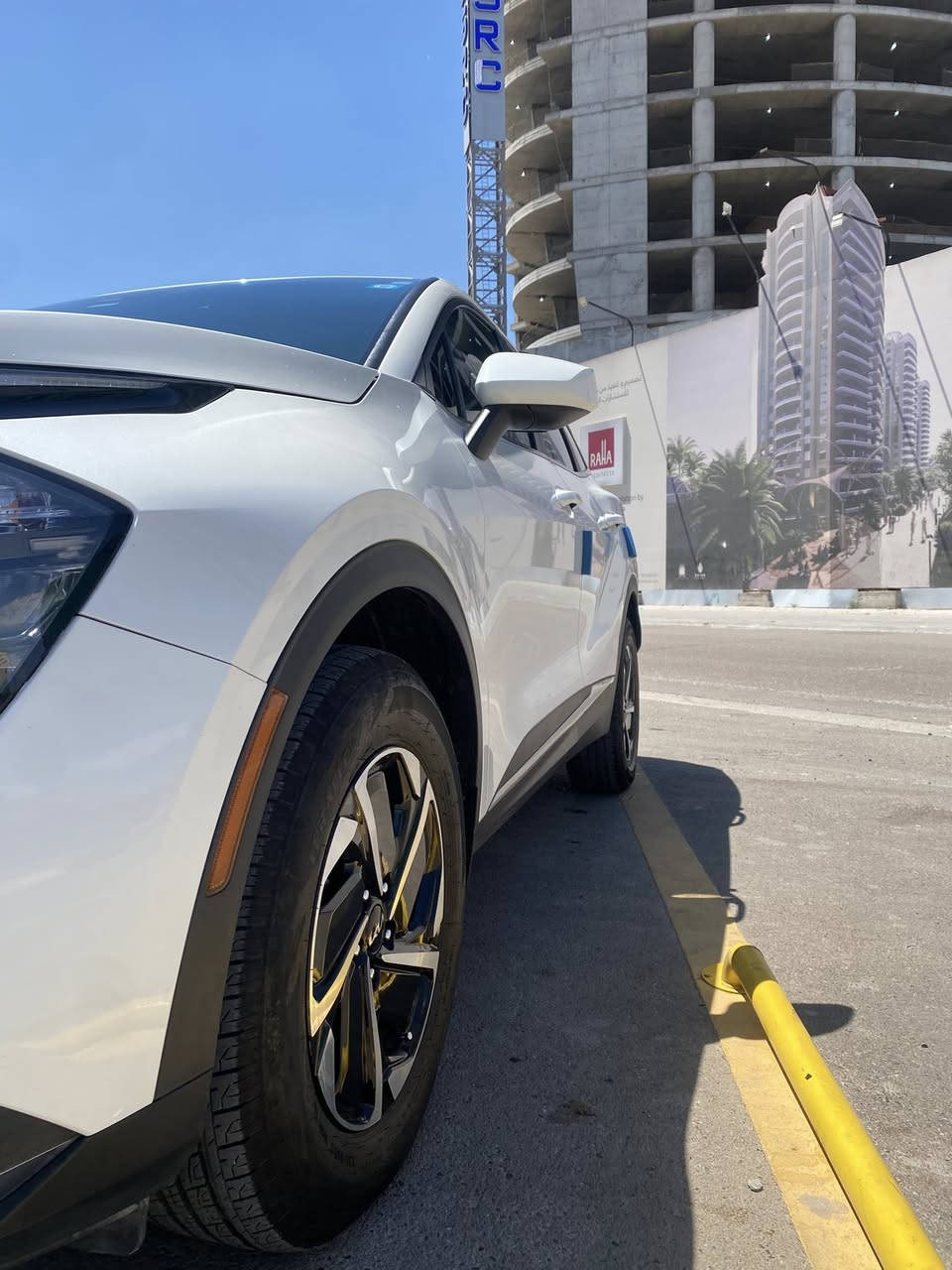 كيا سبورتج فئة (LX) هايبرد Hybrid - موديل 2023
وارد أمريكي 
 موديل 2023، اقتصادية جداً  (التفويلة تمشيك الى 850 كيلو بالصيف مع التبريد). السيارة ما محتاجة برغي واحد، 
✅ الممشى: 43 ألف كيلو متر فقط.
✅ تخم تاير جديد: شد قبل شهرين فقط.
✅ تضليل حراري لكل جامات السيارة : عازل حرارة ممتاز.
✅ جاهزة ميكانيك وكهربائيات وتبريد ثلج.
المواصفات للي ميعرفها اخوان:
🟦 شاشة كبيرة لمس تفاعلية (Apple CarPlay / Android Auto).
🟦 رادار أمامي تفاعلي + رادار تنبيه تصادم.
🟦 نظام تحديد مسار + كيب لاين (توجيه الستيرن تلقائي).
🟦 كاميرا خلفية دوارة عالية الدقة + حساسات خلفية أصلية.
🟦 مود درايف (Drive Mode) بـ 3 أنظمة قيادة (Smart / Eco / Sport).
🟦 تحكم ستيرن كامل + كروز سرعة (مثبت سرعة).
🟦 لايتات أمامية فول LED نهارية + بك لايت LED.
🟦 نظام نزول منحدرات + مانع انزلاق.
🟦 هاند بريك بصمة (Auto Hold).
⚠️ الحادث: تعتبر كلين ضرر بسيط جداً بالبونيد فقط، وتم تصليحه BDR (بارد) بدون أي تبديل وبدون أي صبغ.
⚠️ الصبغ: السيارة مكفولة من الصبغ والتبديل (صبغ شركة بالكامل).
⚠️ الايرباكات: السيارة ايرباك سليم 100% (بدون ايرباك).
✅ الشاصي واللغد والدواخل سليمات 100% وبحالة الوكالة.
السعر: 19700 دولار 197 ورقة 
مكان السيارة بغداد 
للتواصل : ***********
