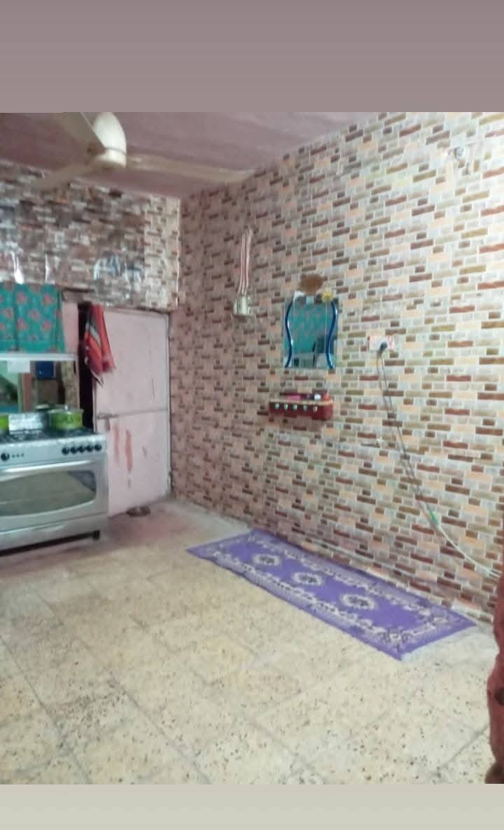 دار للبيع حي الأمن الداخلي قرب مطعم الصادق مساحة220 البيت على ساحه  قريب على السريع 
البيت يتكون من ديوانية وصالتين وغرفتين ومطبخ وحمامات داخليه وخارجيه وطارمه جبيره بنا  2001 طابوك جمهوري صب كونكريت للأستفسار تواصل على الرقم ***********
