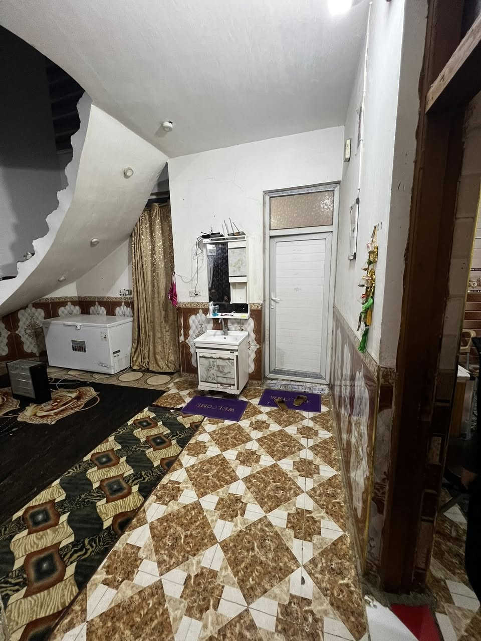 دار للبيع 200م بل بستان كاع ابوكمال 
4غرف نوم البيت بيه ملاحظات بسيطه 
***********
