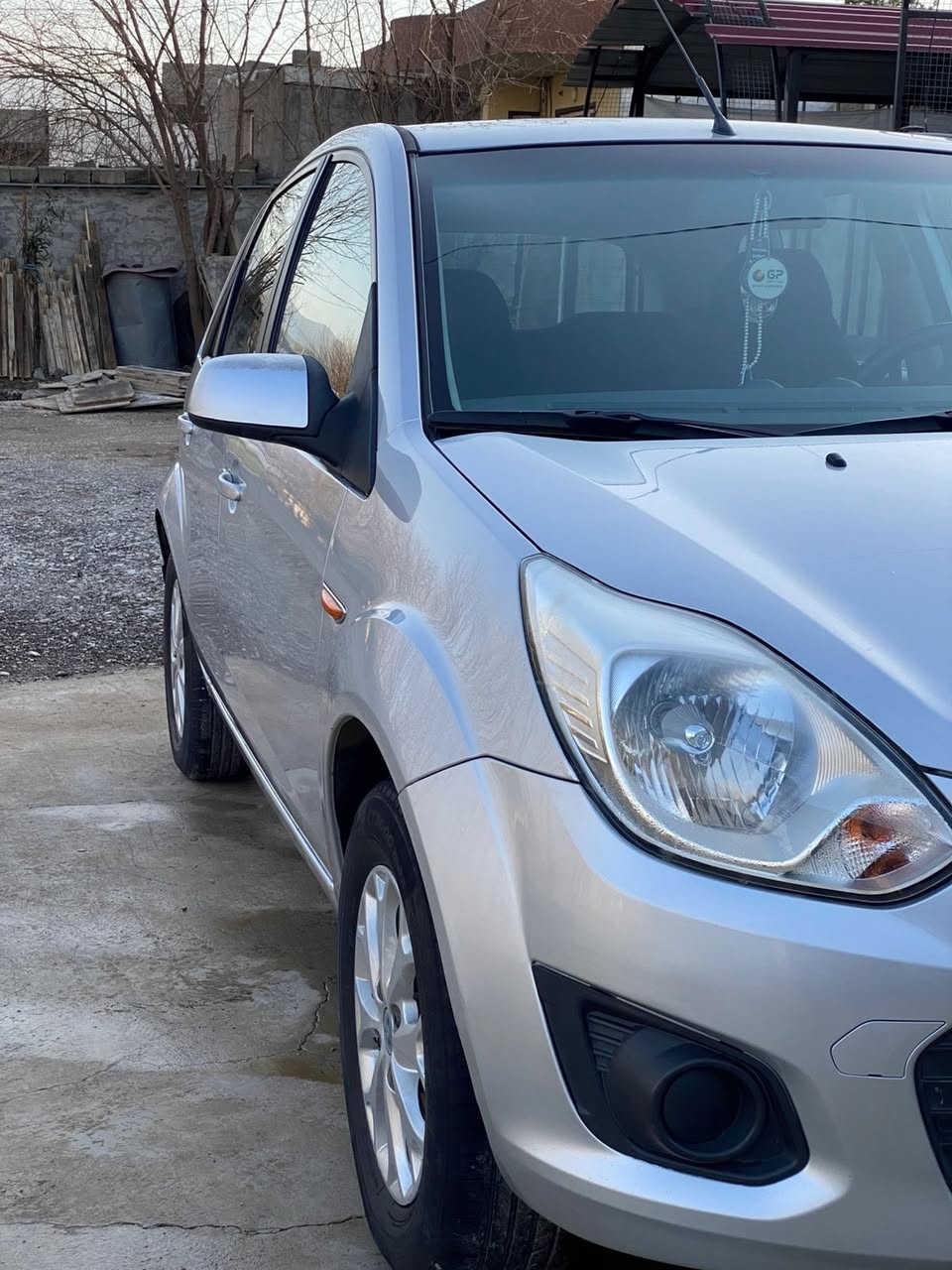 بەناوی خوای گەورە.                  
فۆرد فیکۆ ٢٠١٣ شەریکەی نیڤا بۆیاخی نیە دوو پەلە ساردی بچوکی هەیە  تۆماتیک بەشەرتی گێڕومەکینەو تەبرید    سۆنەریم داناوە. رەقەم سلێمانی ٨٥  کەمێک معامەلە
***********
