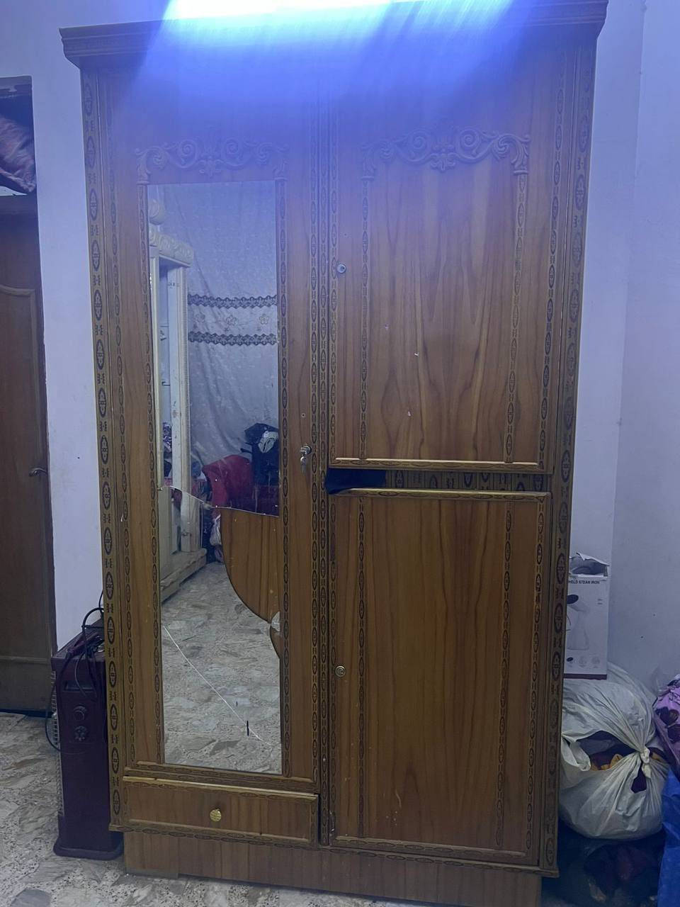 السلام وعليكم عدي اثاث مستعمل نضيف للبيع الشرايه خاص.  ***********
