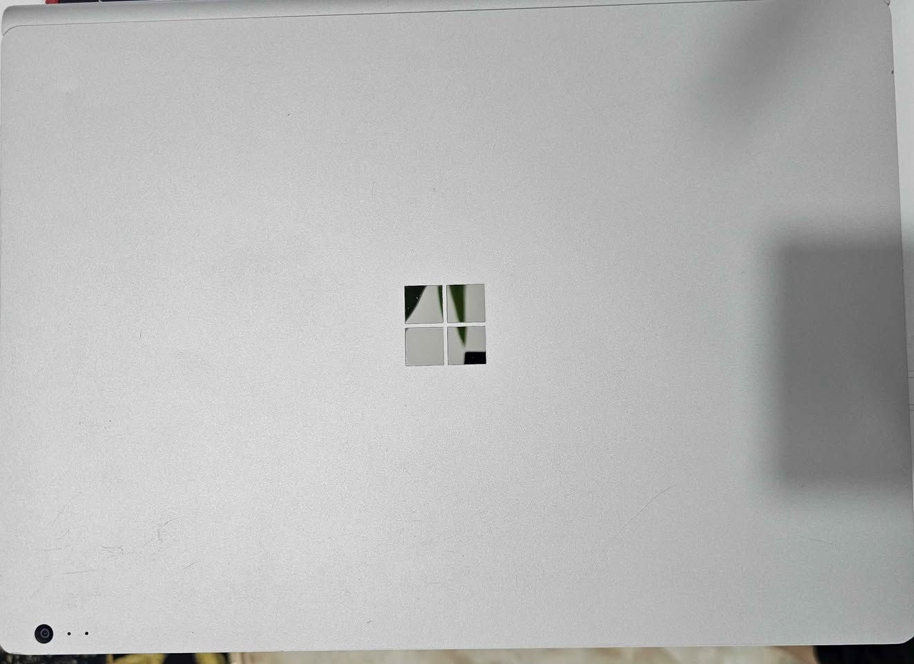 1. الشاشة (PixelSense Display)
​إصدار 13.5 بوصة: دقة 3000 \times 2000 بكسل (267 PPI).

​2. الأداء والمعالج (CPU)
​المعالجات:
​Intel Core i5: أو الجيل الثامن (8350U).
​الرام (RAM): متوفر بسعة 8 جيجابايت 
​التخزين (SSD): خيارات تبدأ من 256 جيجابايت وتصل إلى 1 تيرابايت.
​3. معالج الرسوميات (GPU)
​هنا يكمن الفرق الجوهري بين الموديلات:
​موديل i5 (13.5 بوصة): كرت شاشة مدمج Intel HD Graphics 620.
​4. البطارية والمنافذ
​البطارية: تصل إلى 17 ساعة من تشغيل الفيديو (عند توصيل الشاشة بالقاعدة).
​المنافذ:
​2 × USB Type-A (الجيل الأول).
​1 × USB Type-C (يدعم الشحن ونقل البيانات).
​قارئ بطاقات SDXC كامل الحجم.
​منفذ سماعات 3.5 ملم.
​2 × منافذ Surface Connect (للشحن والتوصيل بالقاعدة).
​5. الكاميرات والصوت
​الكاميرا الأمامية: 5 ميجابكسل مع دعم خاصية Windows Hello لبصمة الوجه.
​الكاميرا الخلفية: 8 ميجابكسل مع تركيز تلقائي وتصوير فيديو Full HD.
​الصوت: سماعات ستيريو مع تقنية Dolby Audio Premium وميكروفونات مزدوجة.

السعر 
350 الف 

يوجد توصيل لكل المحافظات
https://t.me/epic_store2 المدينة, البصرة


**إذا كنت صاحب هذا الإعلان وتريد حذفه لأي سبب، رجاءا أرسل رسالة إلى الدعم الفني**