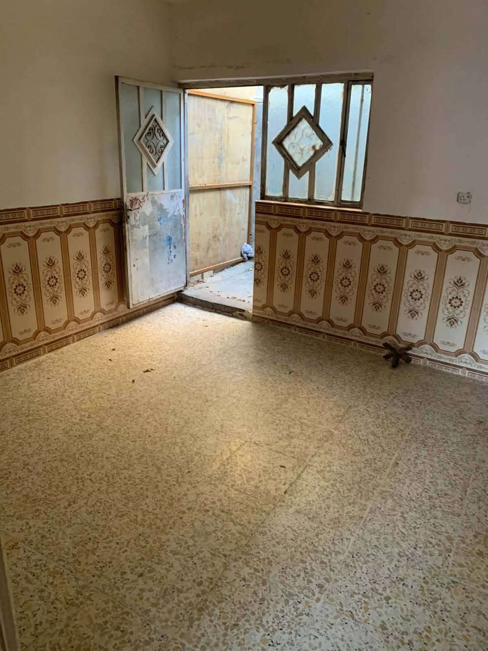 بيع مستعجل تعال شوف شوف العين
سلام عليكم 
بيت 320 متر بلعماري يم حسينيه علي الكعبي البيت ركن خدمات تبليط مي كهرباء مجاري صطحيه وثقيله البيت بي حديقه كبيره واسواق شغاله البيت فارغ جاهز للسكن سعره 70 مليون كله هوه والاسواق
الرقم ***********
