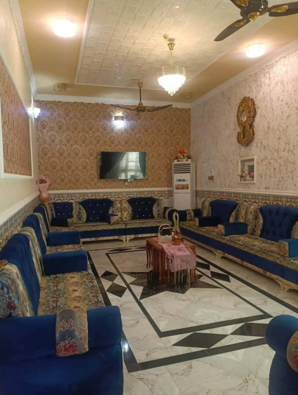 .. بيــع مستعجــل ..
السلام عليكم
من رخصت الادمن
⭕ دار سكن للبيع في الرمادي معه الاثاث 
الصوفية مقابل مطعم القصر الابيض
♻️ مساحة الدار 225 م 
♻️ ( الواجهة 15 × 15 النزال )
♻️ عرض الشارع 8 م تبليط جديد
جنس العقار طابو زراعي 
سند 25 فسفوري تحويل مباشر
نوع البناء بلوك مجوف ⚜️
يتكون من استقبال و صالة ومطبخ 
وغرفتين نوم وصحيات و كراج 
ومنور ومجموعة صحيات خارجية
السعر 125 مليون وقابل للتفاوض***********
