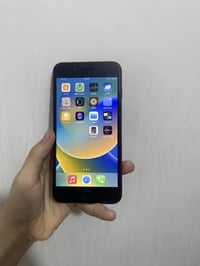 أيفون 8 بلاس  النموذج M  الذاكره 64 بطارية ٦٦ بلادية  الجهاز كله بلادي...