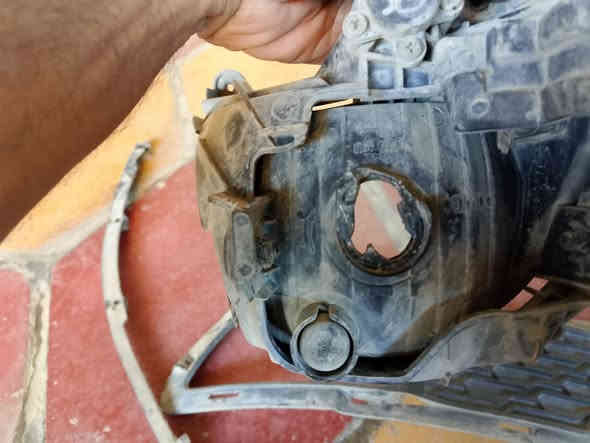 السلام عليكم زوج بلوجكترات اصليه تك منهن مايع مكان الكلوب
***********
