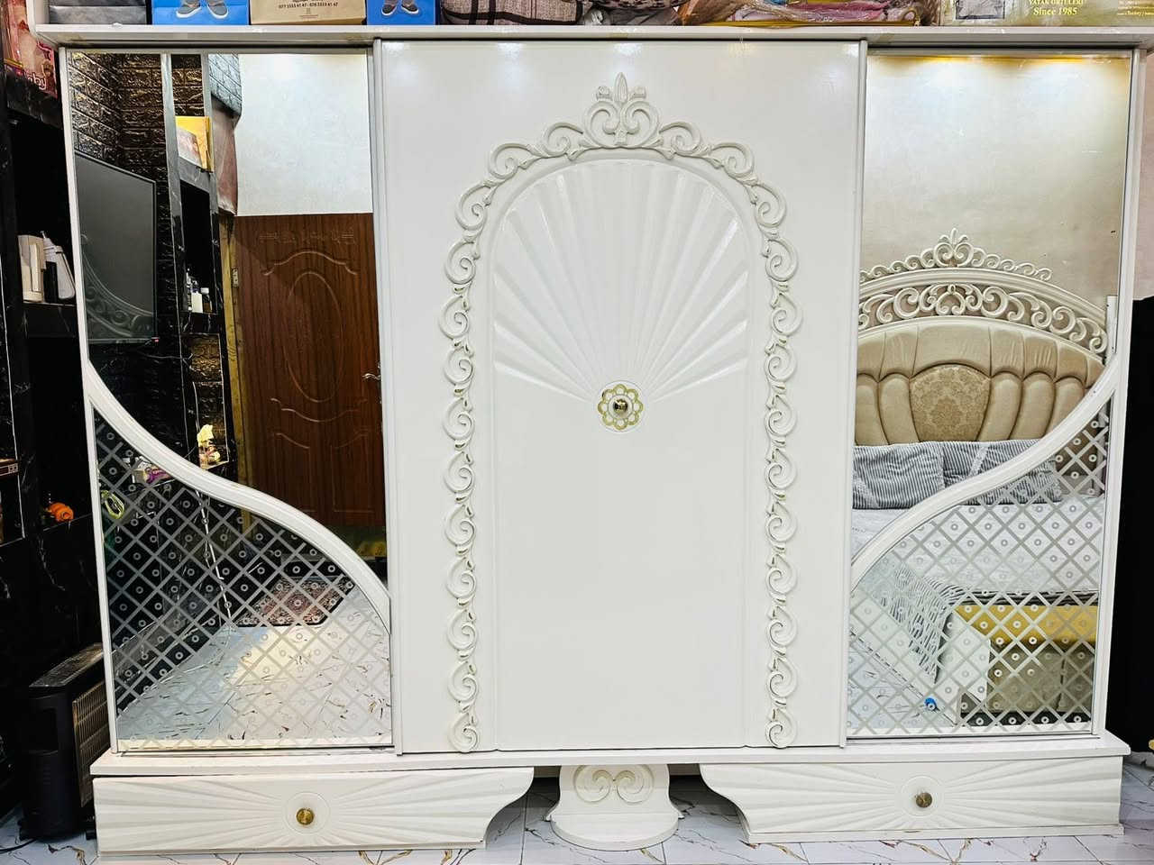 غرفة نوم للبيع سعرها 750 وبيها مجال   مكان بغداد الي يحب يستفسر عل الرقم ***********
