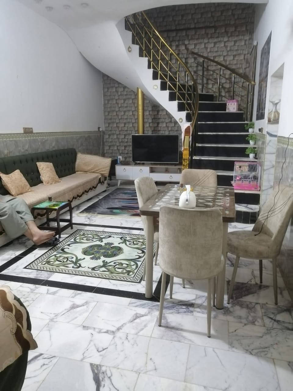 بيت طابو صرف طابقين بصف الركن
المساحه ١٠٤ متر 
واجهه ٨ متر 
عمق ١٣ متر 
ورى البدعه
 مطلوب اسكان 12 مليون تتحول باسم المشتري
بيع او مراوس مع بيت زراعي كبير ونضيف مع الفرق 
التفاصيل موضحه بالفيديو 
للإستفسار 
***********
***********
