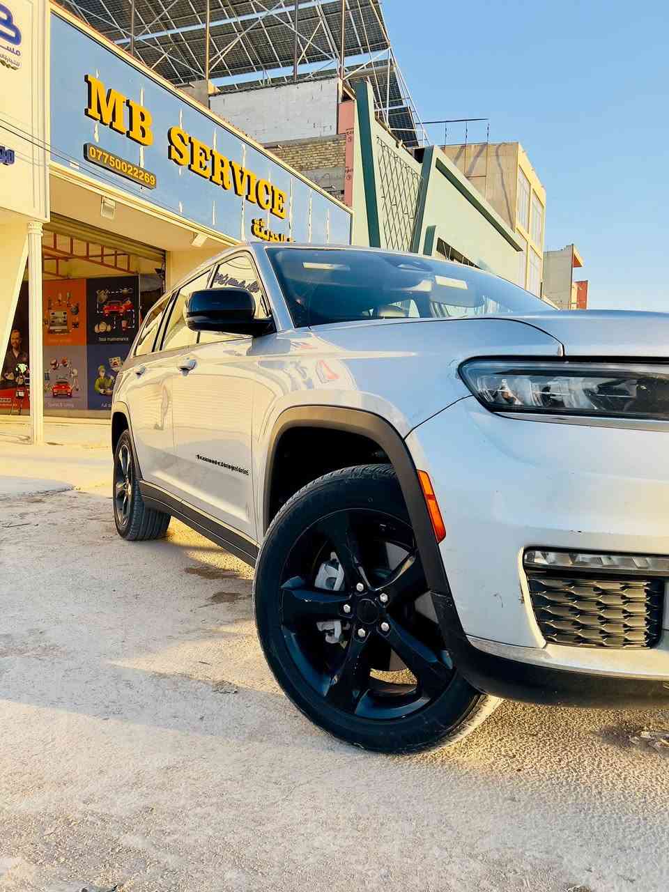 � للبيع Jeep Grand Cherokee  2021 🔥
سيارة عائلية فخمة تجمع بين الهيبة، الراحة، والأداء القوي.

✅ موديل 2021

✅ 7 ركاب (3 صفوف)

✅ محرك 3.6 V6 Pentastar اقتصادي وقوي

✅ كير أوتوماتيك 8 سرعات

✅ مقاعد جلد وشاموه فاخرة

✅ مقاعد صف ثاني منفصلة (Captain Chairs)

✅ شاشة وسطية كبيرة

✅ شاشة عدادات رقمية

✅ مثبت سرعة

✅ كاميرا خلفية وحساسات

✅ تشغيل بصمة وستارت

✅ مكيف أمامي وخلفي مستقل

✅ جنوط رياضية سود

✅ إنارة LED كاملة

⭐ سيارة واسعة جداً ومناسبة للسفر والعائلة.

⭐ ثبات عالي وراحة استثنائية على الطرق السريعة.

⭐ شكل حديث وهيبة أمريكية معروفة.

السيارة رقم جديد وبأسمي مداور ثاني يوم 

الحادث ربع البنيد صبغ + خشم الجاملغ بارد 

الباقي مكفول السيارة جديده جاهزة للفحص بأي مركز تختاره 

السعر 245 وقابل للتفاوض للجادين فقط

📞 للاستفسار

*********** اتصال + واتساب
