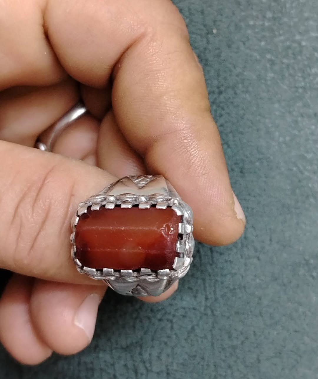 السلام عليكم
محبس يماني قديم عباسية صياغة يدوية ثقيلة للبيع العنوان بغداد الحبيبية السعر125
***********
