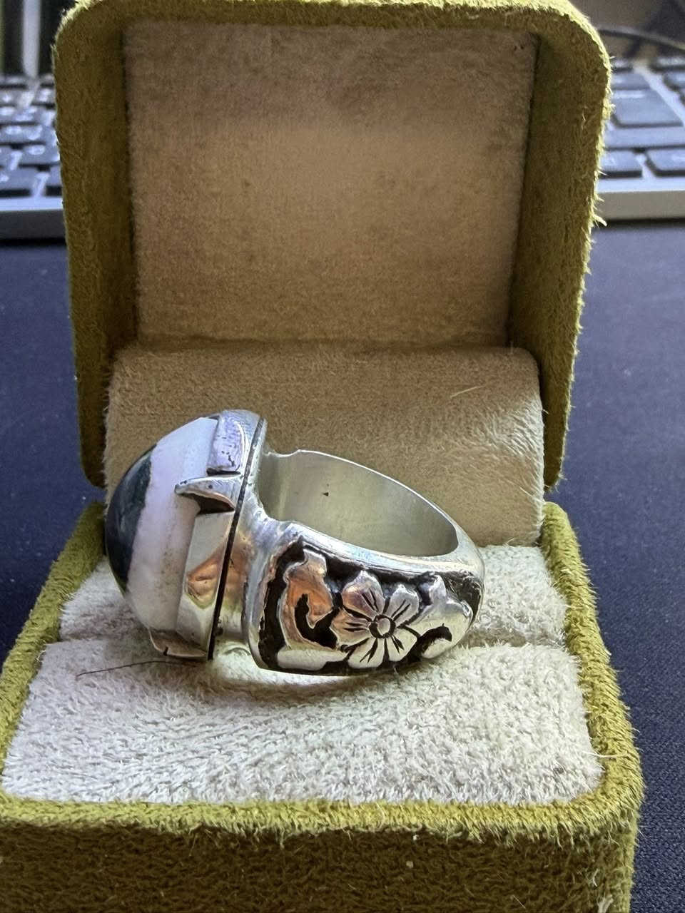 خاتم جزع  يماني بقري عين صريحة مصور داخلها صياغة يدوية عراقية ثقيلة


**إذا كنت صاحب هذا الإعلان وتريد حذفه لأي سبب، رجاءا أرسل رسالة إلى الدعم الفني**