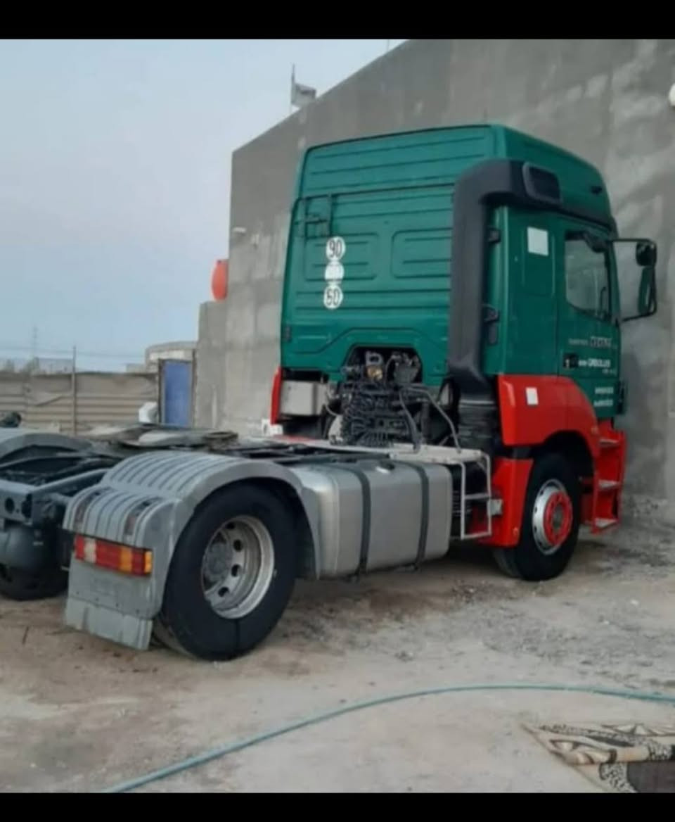 سلام عليكم لبيع كسور موديل 2004 بيع بس راس سعر خاص تواصل عل رقم ***********}{***********
