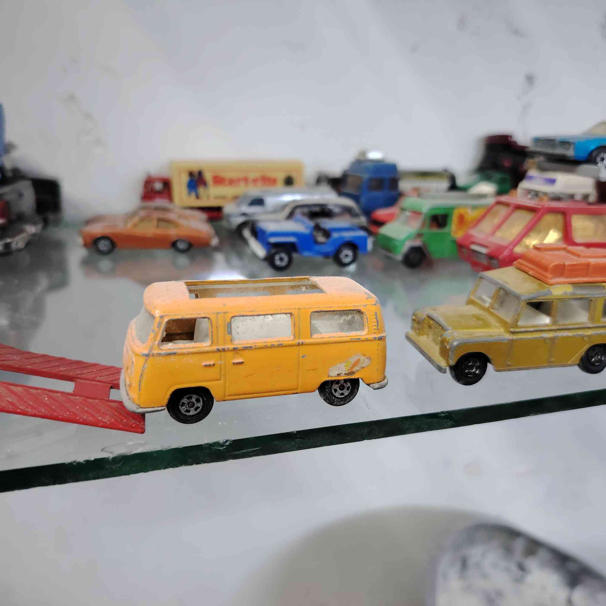 من رخصة الادمنيه إعادة النشر المجموعة للبيع وتم تخفيض السعر( لعدم التفرغ) أحجام مختلفه ٨٧ و٦٤و٥٠ و٤٣ و٢٤ وشركات مختلفة كورجي وهوت ويلز و جوني لايتنگ وگرين لايت وشركات أخرى وانشائيات  وباقي الصور بالتعليقات موبايل/ ***********
