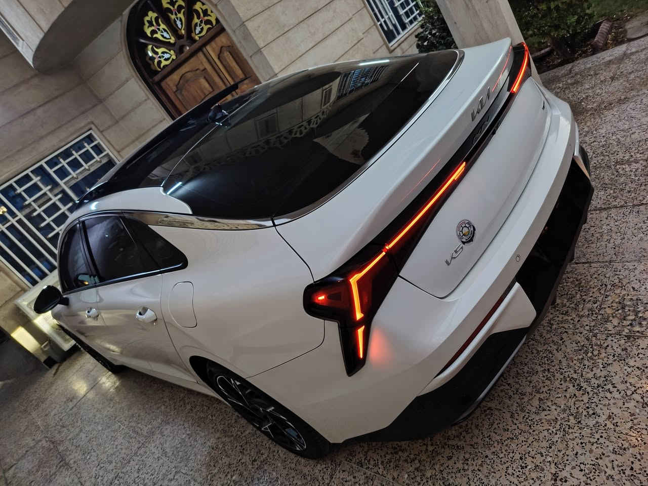 كيا  K5  موديل 2025  جيتي لاين   فول موصفات
محرك 2500 تنفس طبيعي   ماشيه 17 رقم بغداد
حادثها بنيد تبديل وصبغ  ومقدمه الجاملغ بارد فقط
السعر 225$ وبيها مجال بسيط  *********** 
بغداد الكرخ حي العامل  بيع فقط بدون مراوس
***********
