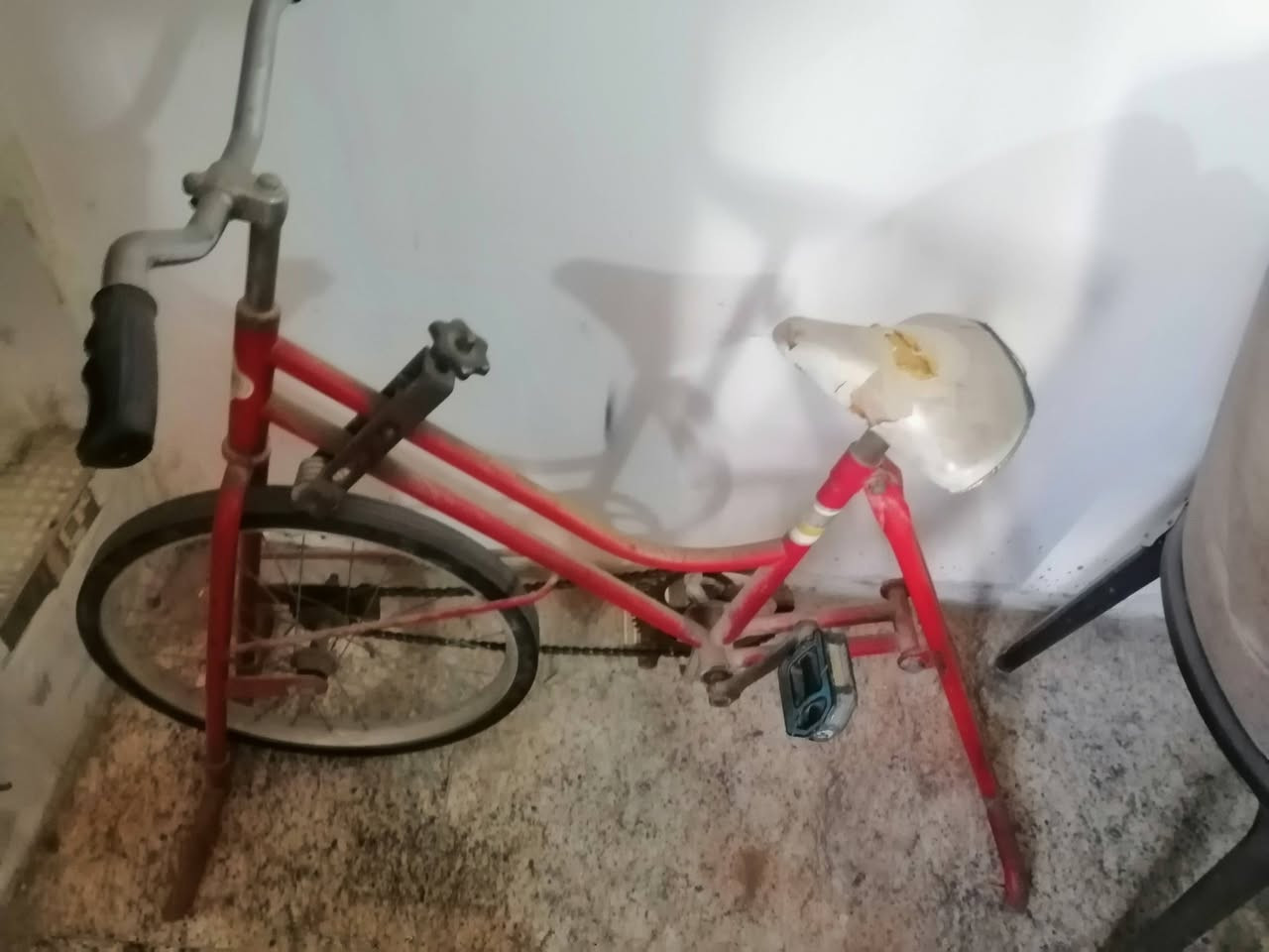 بايسكل رياظي ثابت لبيع عنوان بغداد بلدايات قرب ساحه الحمزه رقم تلفون ***********
