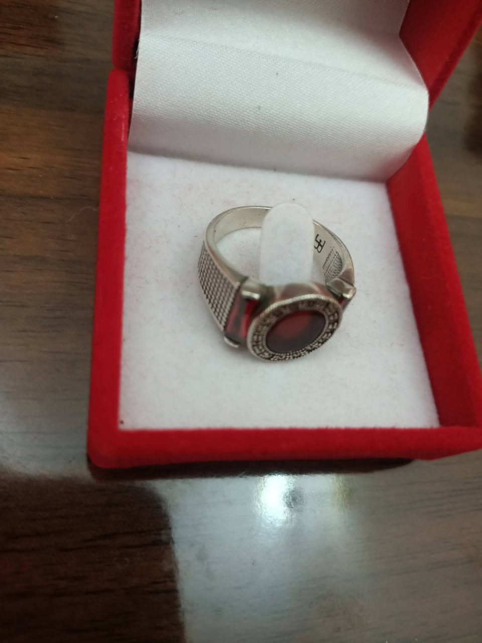 اسم القطعة: خاتم مميز مرصع بالعقيق والماركاسيت
العمر التقريبي: منتصف القرن العشرين (حوالي 1940-1960)
المواد: فضة إسترلينية، عقيق (على الأرجح عقيق أحمر)، ماركاسيت
الأهمية التاريخية: كان هذا النوع من الخواتم، والذي يُعرف غالبًا بخاتم التوقيع أو خاتم الكوكتيل، شائعًا في منتصف القرن العشرين. كان الماركاسيت خيارًا شائعًا لإضفاء بريق على المجوهرات الفضية، حيث كان بديلاً أقل تكلفة من الألماس. أما العقيق، وخاصة العقيق الأحمر للونه البرتقالي المحمر، فكان يُقدّر لجماله ومعانيه الرمزية في العديد من الثقافات، وغالبًا ما يرتبط بالحيوية والحماية.

القيمة الحالية: 150-300 دولار أمريكي
معلومات إضافية: [الماركاسيت هو في الواقع بلورات بيريت طبيعية، معروفة ببريقها المعدني. العقيق حجر شبه كريم يتكون في تجاويف الصخور البركانية.] رغم أن أسلوب آرت ديكو بلغ ذروته في عشرينيات وثلاثينيات القرن العشرين، إلا أنه استمر في التأثير على تصميم المجوهرات في العقود اللاحقة بأشكاله الهندسية الجريئة ومواده المميزة.
الأصل: أوروبا (على الأرجح)
أسلوب آرت ديكو المتأخر / الأسلوب الكلاسيكي الحديث


**إذا كنت صاحب هذا الإعلان وتريد حذفه لأي سبب، رجاءا أرسل رسالة إلى الدعم الفني**