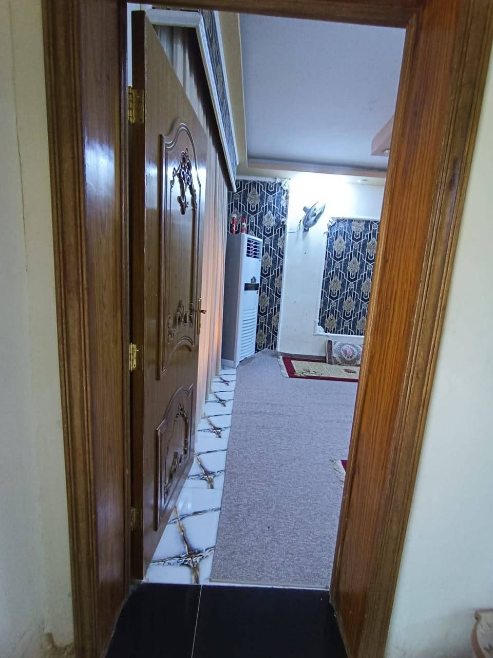 بيت مع قطعة أرض للبيع في كربلاء -  قرب حي العباس
المساحة الكلية: 480 متر مربع.
نوع السند: طابو (25).
 يقع مباشرة على شارع مبلط، قريب جداً من شارع بغداد ومن طريق مشاية الإمام الحسين (عليه السلام).
الواجهة: 13 متر.
تفاصيل البيت:
يحتوي على (3 غرف نوم، صالة، استقبال، ومرافق صحية داخلية وخارجية).
ويحتوي على حديقه
البيت جاهز للسكن، ويصلح  كـ حسينية أو دار لزوار الإمام 
الخدمات كاملة (ماء، كهرباء، مجاري، ومولد) والمنطقة مخدومة بالكامل.
السعر: 359 مليون دينار وبيه مجال قليل
 للاستفسار الاتصال على الرقمين فقط
***********
*********** كربلاء, العراق
