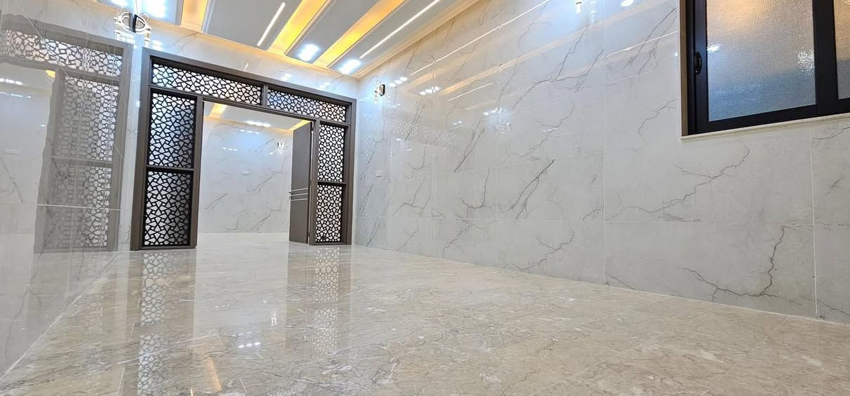 إعلان مكتب اياد عن دار للبيع في النجف الأشرف.🧿اللهم صلِ علىٰ محمد وآل محمد 🧿حي الجامعه   طابقين 150م

التفاصيل:عندك عقار للبيع او مراوس دار قطعه ارض مرسله مكتب على وساب 

- المساحة:150م واجه 7/50ونزال 20
- الطوابق: طابقين
- الغرف: 4غرف نوم
- البناء: فول VIP
- الموقع:حي الجامعه شارع 20  
- التصميم: لوحة فنية مع لمسات أنيقة

الطابق الأول:غرفه 1وصاله مطبخ  استقبال صحيات 

الطابق الثاني:3غرف نوم صاله صحيات 

التواصل:

- مكتب : ***********/***********
- العنوان: حي السلام شارع المكاتب او شارع ابو دجاج قرب شارع مستوصف 

هذا الإعلان يظهر دارًا فاخرًا للبيع، مع تصميم عصري وتصميمات أنيقة.
