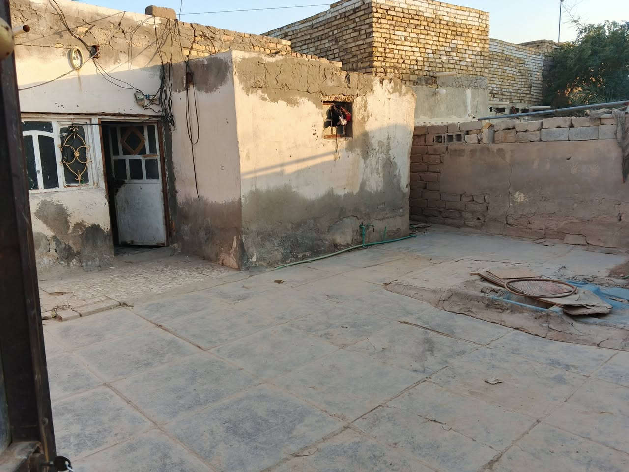 بيت للإيجار يحتوي على:
طارمة بمساحة كبيرة
غرفتي نوم
صالة واسعة
مطبخ
حمام داخلي + حمام خارجي
📍 الموقع: الديوانية – الأحمد – نزلة الشيخ سامي
💰 الإيجار الشهري: 125
📞 للتواصل والاستفسار: ***********
