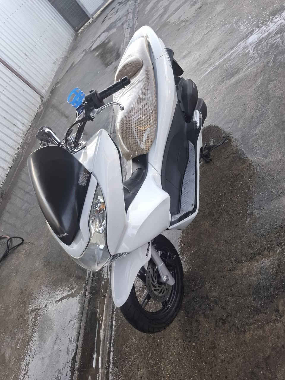 دراجة pcx  موديلهة 16 جيل اول
محركه 150 حساس حرف A 
ستان كهرباء 
 دراجة مصارلهة هواي نازلة رمبة سعرهة 1850 مكانه بغداد  الشعله
 الرقم ***********
