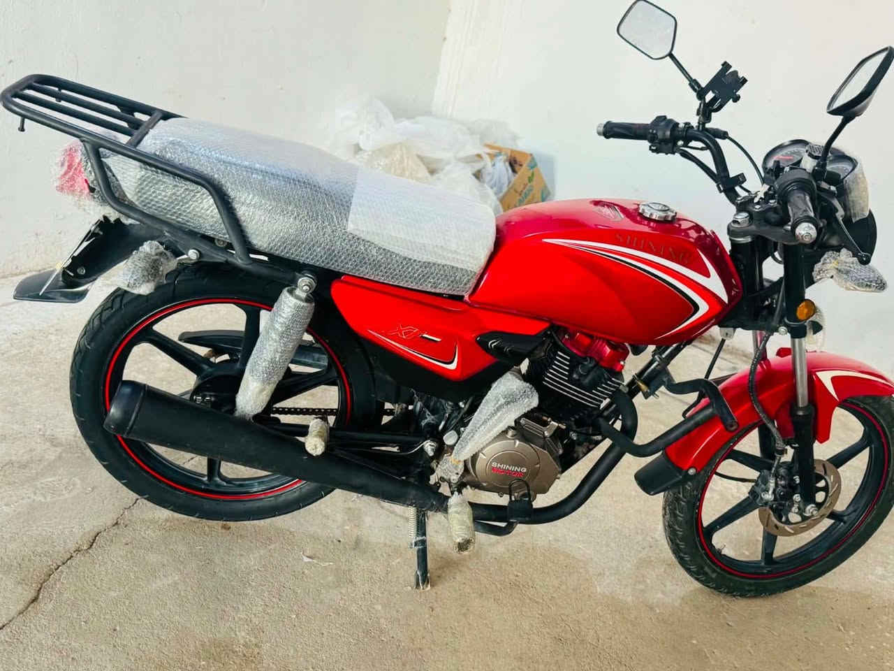 السلام عليكم
شاينك عراقيه 🇮🇶 
مكينه 150cc تبريد دهن
كير تعليك 1N2345⚙️ 
لون أحمر ❤️ 
كهربائيات بلاديه🔌 
تخم تاير جوه 
باتري جديد 🔋 
مرقم ديالى لوحتين انكليزي 
بإسمي شرط التحويل 
ماشي شي قليل 
السعر  (مليون و٧٠٠)وبيه مجال
المكان بعقوبة
جسر الجورجية خرنابات
الأستفسار على الرقم ***********☎️
