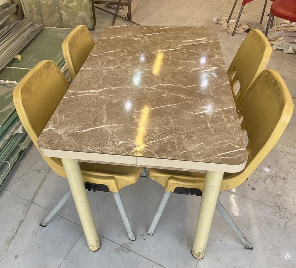 ميوز عدد ٤
كراسي عدد ١٦
للبيع 
مكاني الرمادي الثيلة 
رايدها ب٢٠٠ الف
***********
