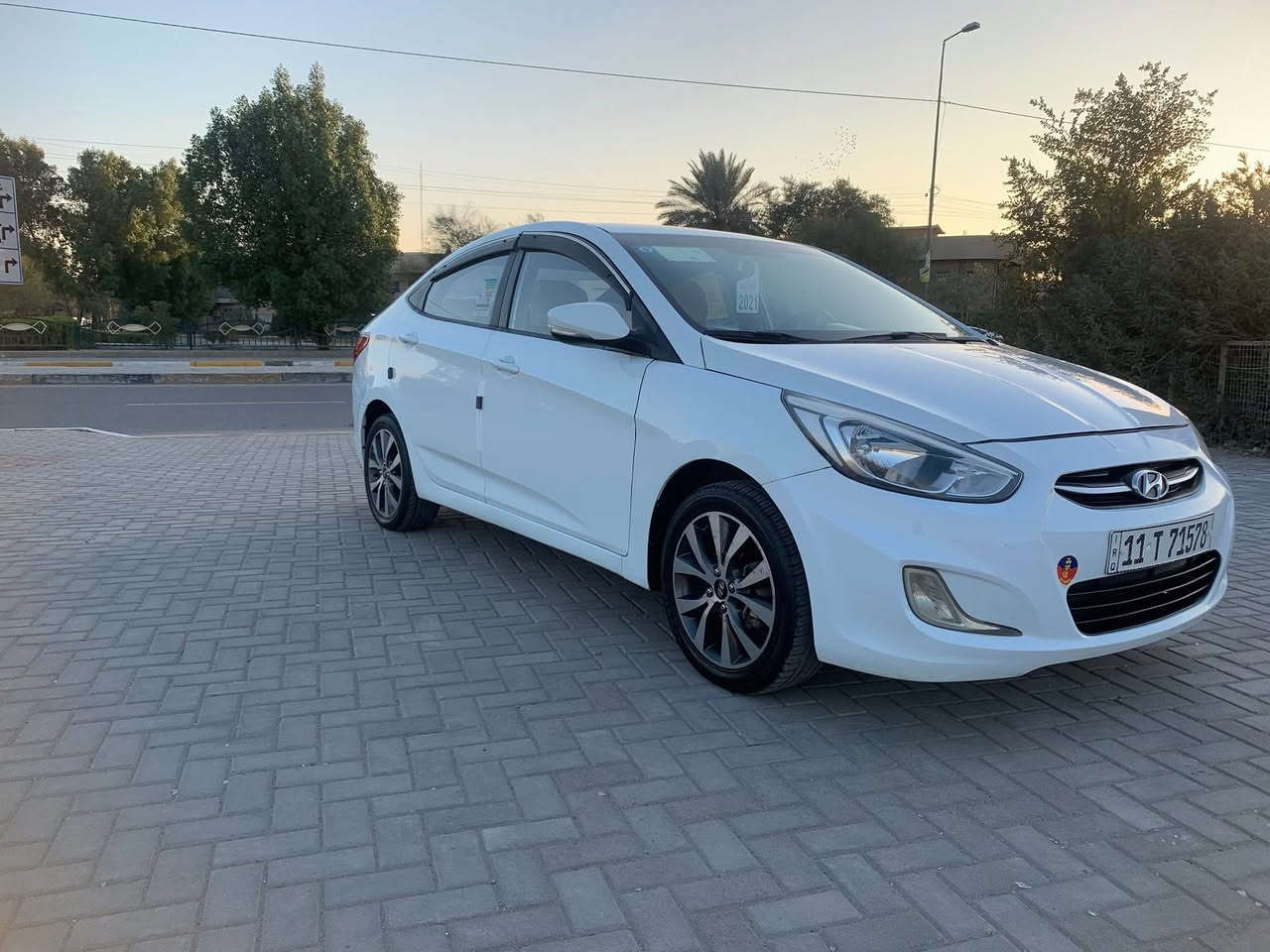 اكسنت 2016 سيارة نضيفة بسمي للبيع محركها 1400 كيرها At ماشية 86 الف مابيها ضربه بس صبغ سونار مرفق مع الصور سعرها 90 مكاني بغداد الكاظمية الرقم ***********
