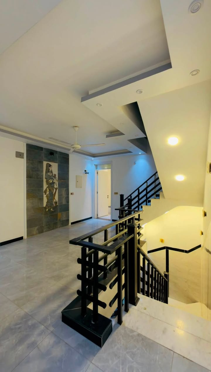 للبيع – دار حديثة البناء في حي الأساتذة / مربع ال9000
🏡 المواصفات:
* المساحة: 100 م²
* الواجهة: 5 أمتار
* العمق: 20 متراً
* البناء: سنة 2023
* درجة البناء: فوق الأولى
* الدار مبنية للسكن الشخصي وليس لغرض الاستثمار أو البيع، لذلك تم تنفيذها بمواد ذات جودة عالية واهتمام بأدق التفاصيل.
تفاصيل الدار:
🔹 الطابق الأرضي:
* استقبال كبير.
* هول (حولي) واسع.
* غرفة نوم.
* حمام.
* مطبخان (حار وبارد).
* المطابخ مجهزة بالكامل (كاونترات حديثة، طباخات، سنك ماء، مرشحات).
🔹 الطابق الأول:
* هول كبير جداً.
* غرفتا نوم واسعتان.
* حمام.
🔹 الطابق الثاني:
* بيتونة كبيرة جداً.
* سطحان.
مميزات إضافية:
* أرضيات مرمر درجة أولى.
* جبسن بورد حديث في جميع السقوف.
* منظومة إنارة حديثة ومتكاملة، جميع الإنارات مركبة وجاهزة للعمل.
* منظومة كهرباء متكاملة (بورد مستقل للطابق الأرضي، وبورد مستقل للطابق الأول، بالإضافة إلى بورد رئيسي).
* منظومة سماعات صوت داخلية.
* كاميرات مراقبة.
* ستائر كاملة.
* تانكيات ماء عدد 2.
* ماطور ماء.
* سخان ماء.
* حمام خارجي في الكراج.
* خط مولدة جاهز.
كما أن بعض الأثاث يباع مع الدار حسب الاتفاق.
📍 الموقع:
حي الأساتذة – مربع ال 9000 – الفرع الرابع من جهة الشارع السريع.
منطقة مخدومة بالكامل (تبليط، ماء، مجاري، كهرباء).
📜 السند:
سند 25، والدار مسجلة باسمي.
📸 تتوفر صور وفيديوهات تفصيلية للراغبين بالشراء.
📞 للاستفسار ومعرفة السعر:
***********

الرجاء التواصل على الخاص أو الاتصال مباشرة.
