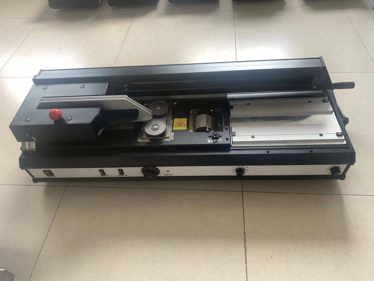 للبيع: جهاز تجليد الملازم والكتب حراري
***********
