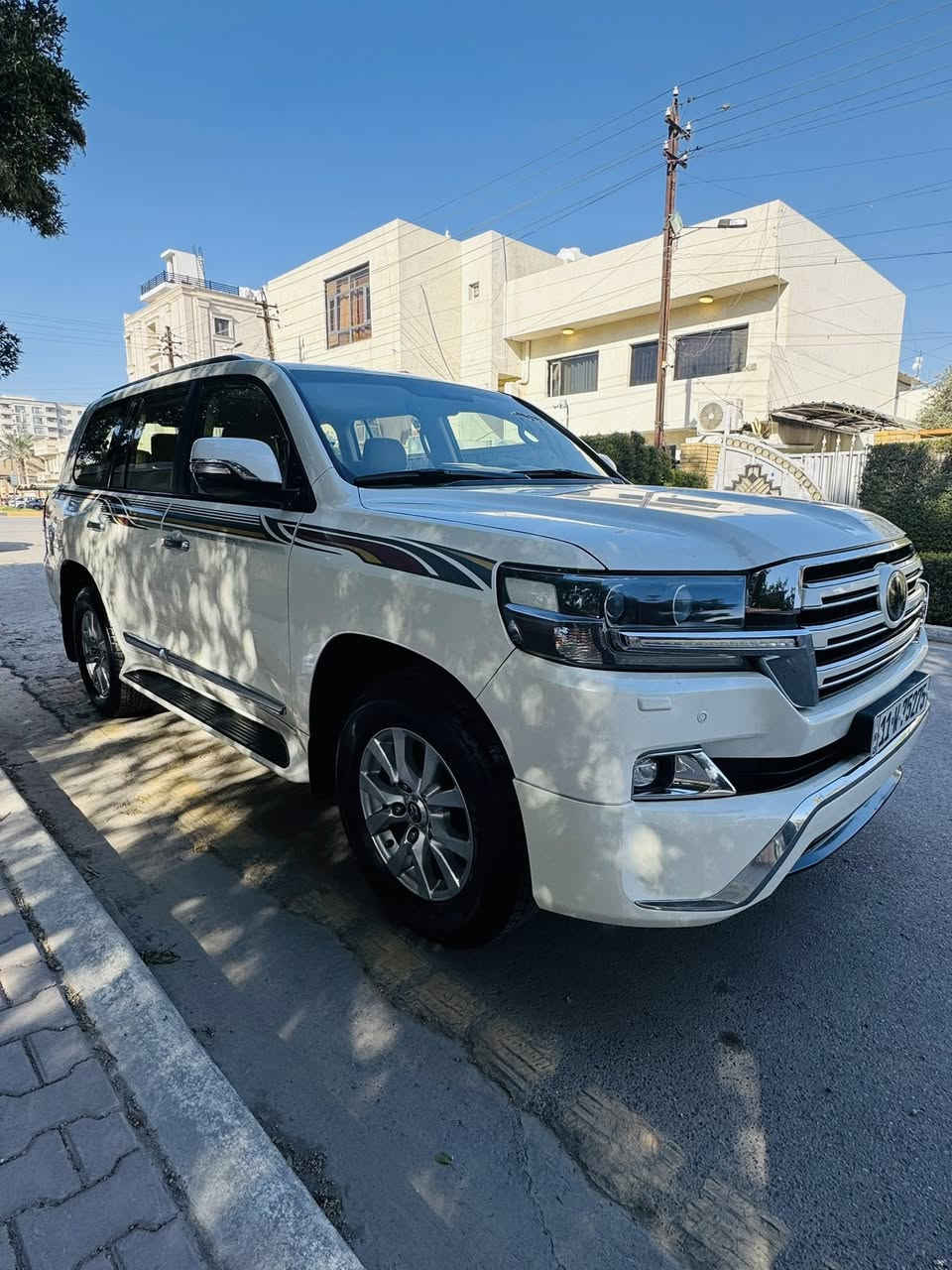 السلام عليكم للبيع لاند كروز موديل 2017 GX.Rوايت تديشن الباب الاول السياره  ماشيه 110 الف وسونارهة مرفق مع صور رقم جديد باسمي تحويل مباشر السياره فول مواصفات ٣ شاشات شاحن وايرليس كشنات جلد كرسين كهرباء سونرهة مرفق مع الصور مكانهة بغداد حي العدل السعر 445 وبيهة مجال لشراي 
***********
