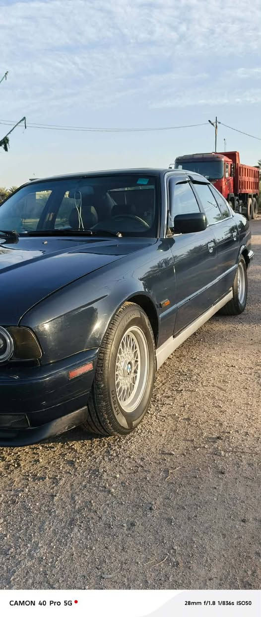 سلام عليكم للبيع بي ام 525  موديل 1993 رقم دولي بغداد بسمي   سنويه 2030 هزه جديده كير اوتماتيك محرك مسكر فانوس  شلعه تخبل صدر خلفي امامي وتايرات جدد  تبريد كشن كهربائيّ  شغاله صبغ جماليه فقط غرفه حلوه سياره جاهزه اي نقص ما بيها المكان حله  للاتصال ***********و *********** سعره خاص
