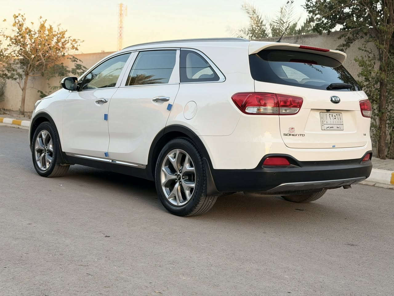 السلام عليكم كيا سورنتو موديل 2016 خليجي محرك 6 سلندر 
السيارة كفاله عامه عدا الباب الخلفي واضح بالسونار المرفق بالصور بدون فتح 
محرك 6 سلندر 
7راكب 3 قطع تبريد بصمه ابواب وتشغيل والباقي المواصفات المعروفه 
حداديه تخم تاير كله جاهز شرط الفحص 
السعر 188 ماكو هيج سعر ع هيج نظافه مكاني واسط قضاء الحي
***********
***********
