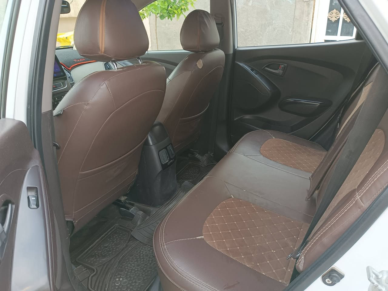 توسان ابيض خليجي 2015
مكفولة من الصبغ بيها بارد 
شبر بالبنيد وبارد خط بالجنطة 
ماشية 144السعر 162$قابل للتفاوض 
مكان السيارة كربلاء الحسينية
***********
