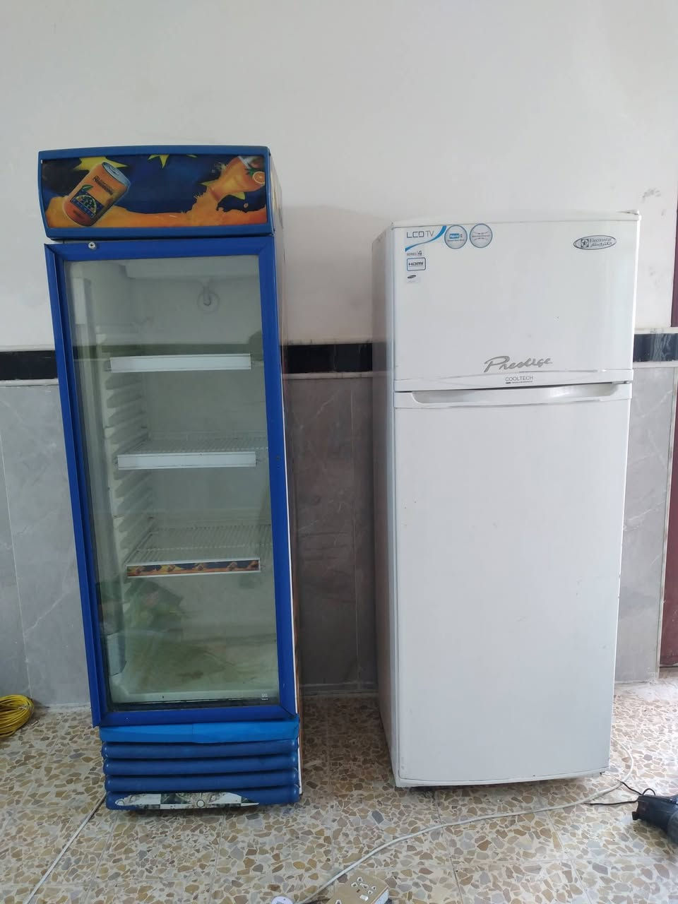 ثلاجه و براد للبيع شرط الشغل مع ضمان ١٥ يوم ميعجبك التبريد او التجميد ترجعه تاخذ فلوسك مع جور نقل الخاص والواتساب مفتوح***********
