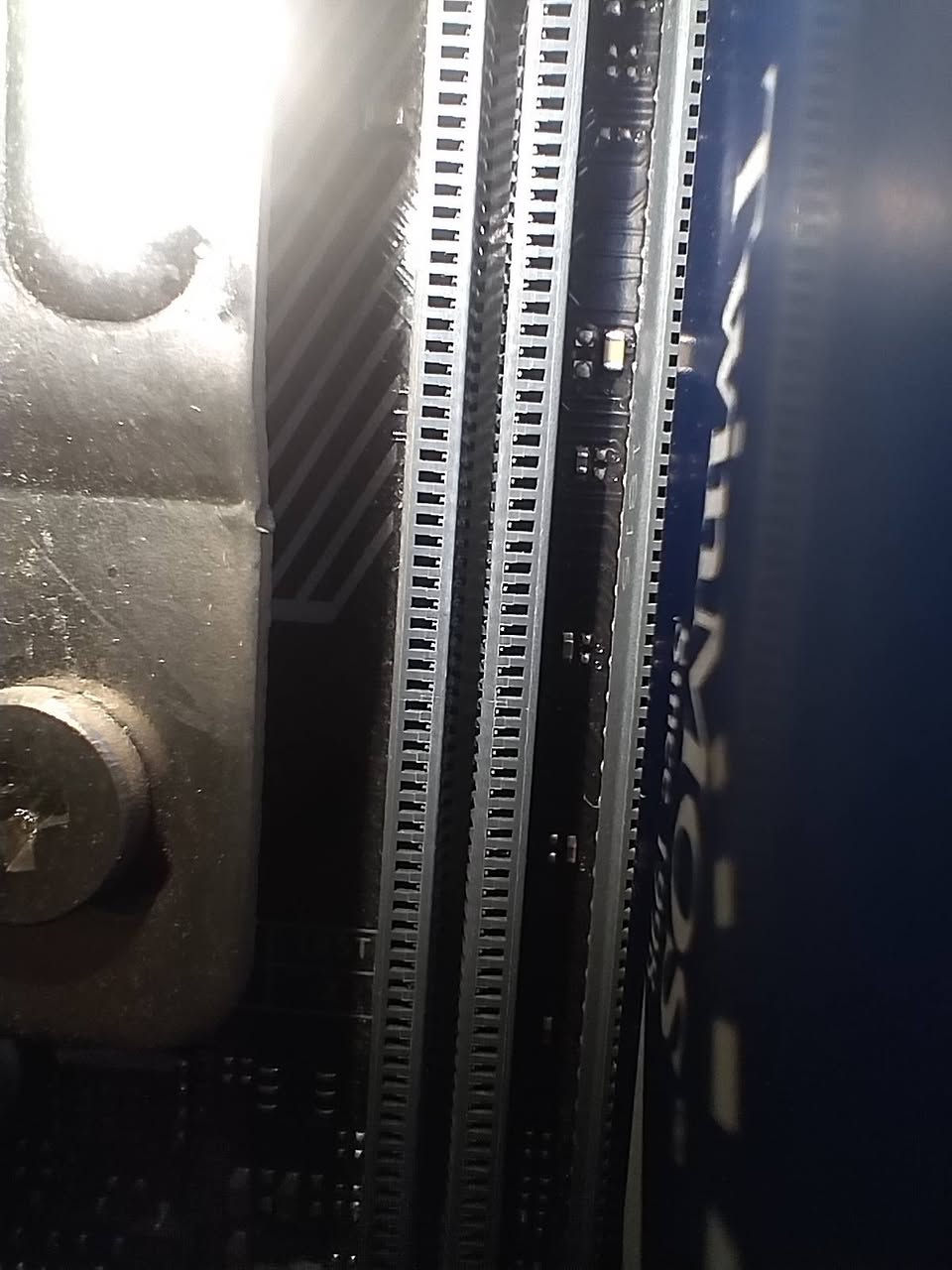 السلام عليكم بورد ومعالج
i3 8100

Asus prime h310m-e

المعالج سليم 100٪

بس البورد بيها سلوت رام عاطل موضحة بالصورة تشتغل ب رام وحدة بدون مشاكل بس من تخلي رام ثانية تشتغل بس ما تطلع صورة والبورد مابيها اي شي غير بس مشكلة السلوت الكومبو ب 65.000 وبيها مجال عندي توصيل فقط داخل بغداد رقمي ***********
