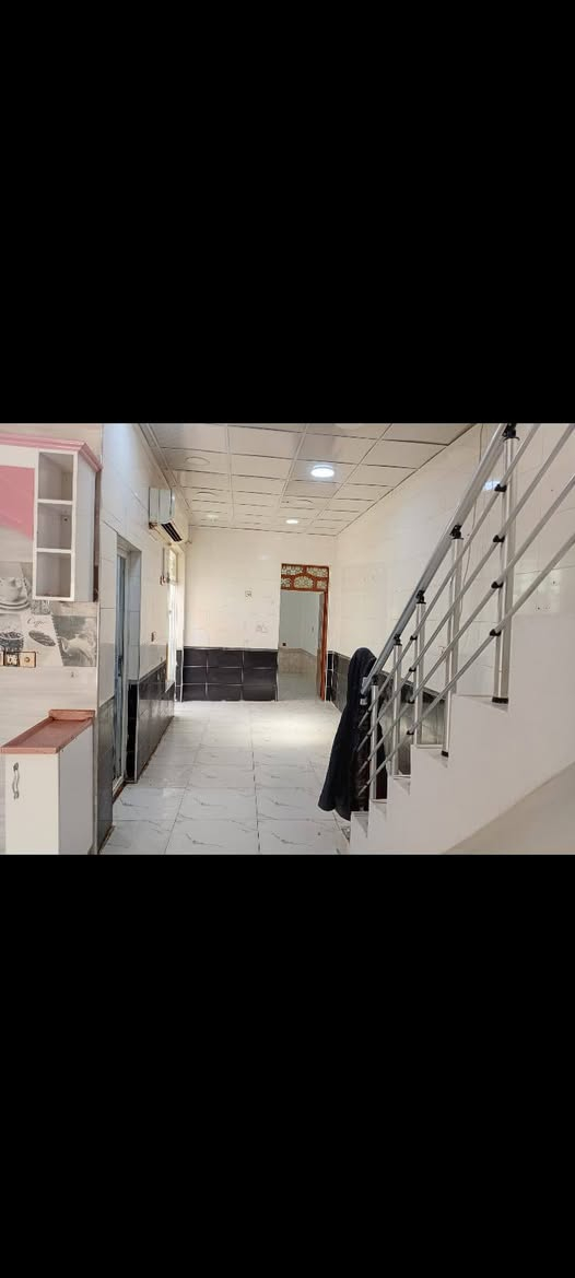 دار للبيع حي المكرمه خلف مطعم سيد سعد قرب شارع الطاقه 
المساحه 90 م
بناء 2023 صب اساس وسقف
يحتوي ع غرفه نوم+صاله+استقبال+مطبخ+صيحات داخليه و خارجيه وبيتونه كبيرة مخزن 
للستفسار مراجعه عقارات ابو مصطفى العبودي 
***********
