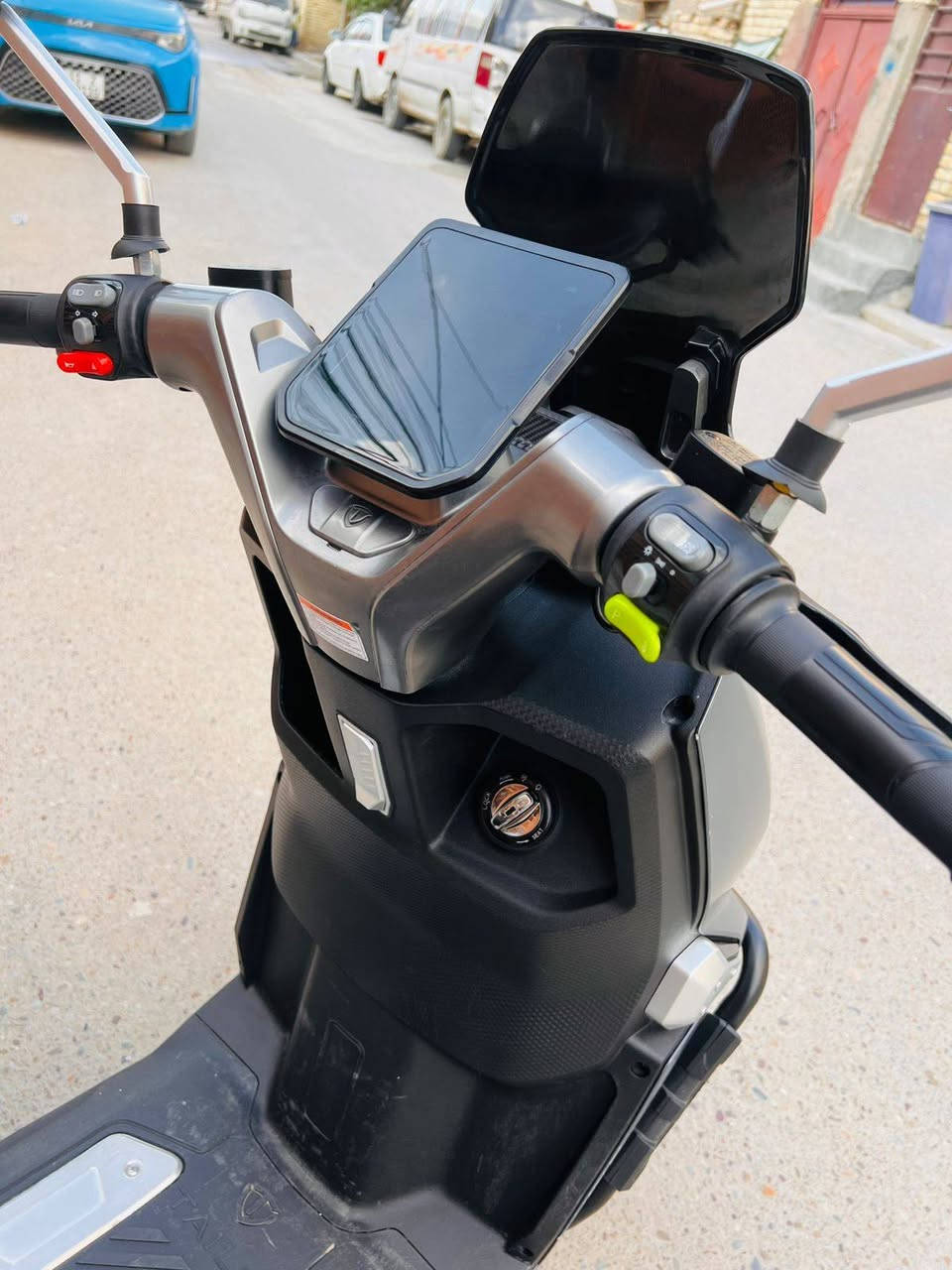 سلام عليكم ورحمه الله وبركاته 
دراجه شحن ريان الصاعقه 2025 
ملف 2000 عدد البطاريات 6 كبار 
عداد سرعه 49 عدد النمر 3 
بصمتين تشغيل عن بعد قفل ذاتي 
والريان معروف بموصفاته ومتانته 
السعر 950 قفل قفل 
مكاني بغداد ***********
