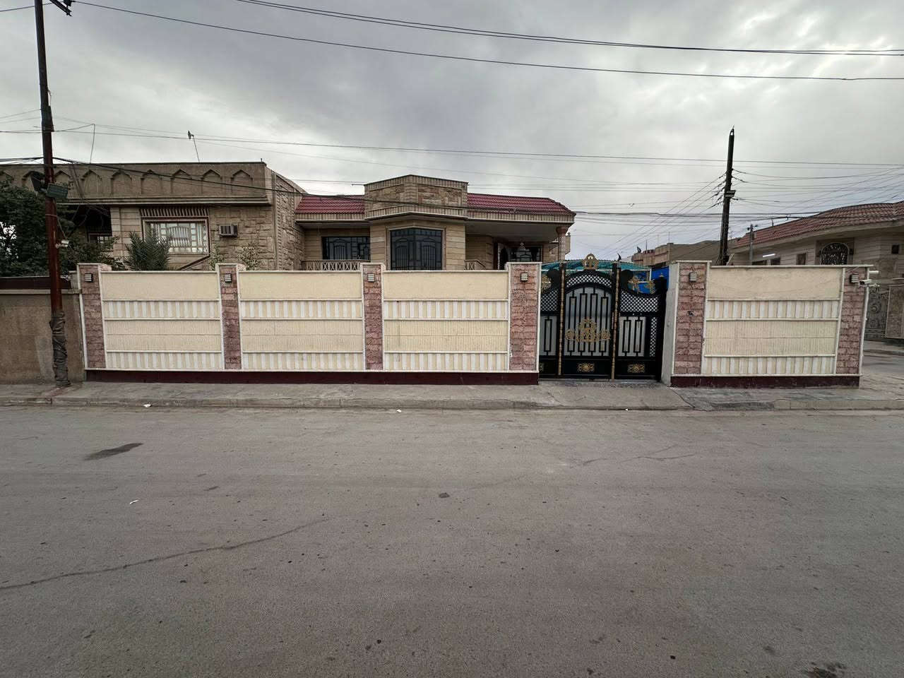 السلام عليكم بيت في حي الرئاسةالمربع الذهبي ركنين البناء٣٠٠متروالتشجير٣٠٠للاستفساراتصل***********
